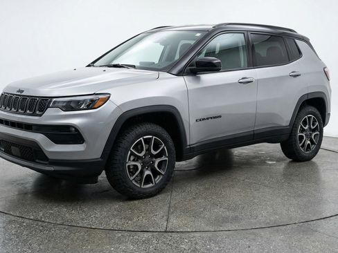 Used 2025 Jeep Compass Trailhawk AWD/4WD image 3