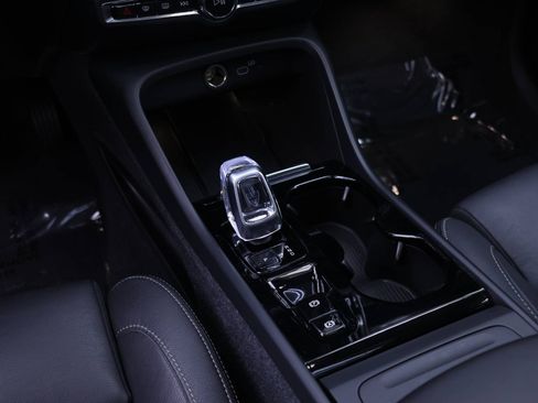 Certified 2024 Volvo XC40 B5 Plus w/ Protection Package Premier image 19