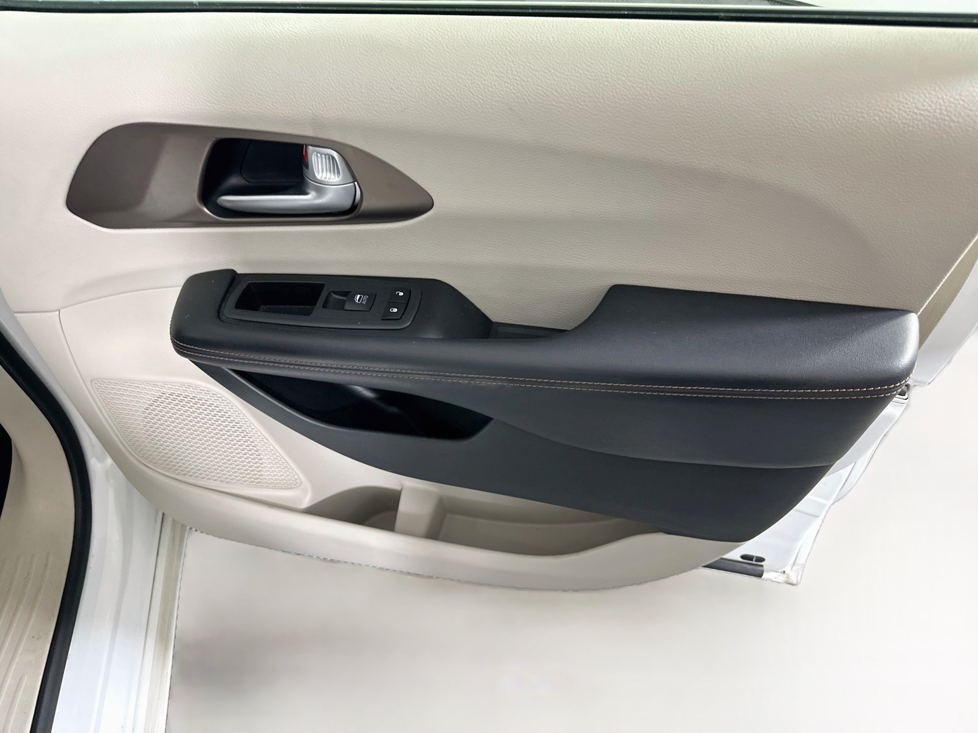 Used 2018 Chrysler Pacifica Touring Plus w/ Tire & Wheel Group FWD image 29