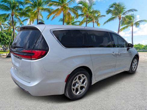 Used 2024 Chrysler Pacifica Limited image 3