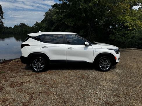 Used 2023 Kia Seltos LX AWD/4WD image 3