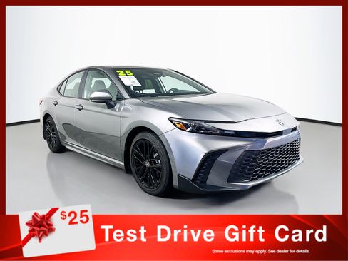 Used 2025 Toyota Camry SE FWD image 1