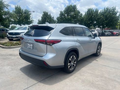 Used 2021 Toyota Highlander XLE FWD image 3