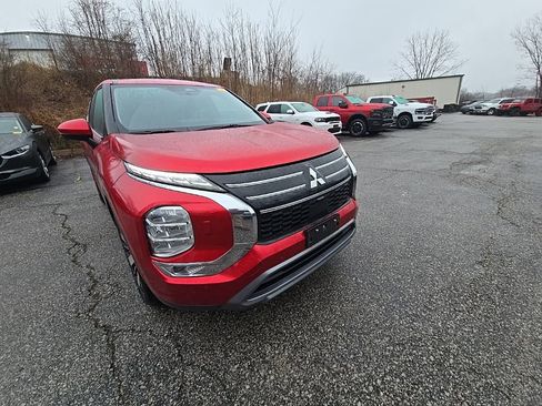 Used 2025 Mitsubishi Outlander SE image 11