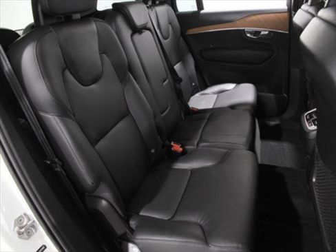 Used 2022 Volvo XC90 T6 Momentum w/ Climate Package image 19