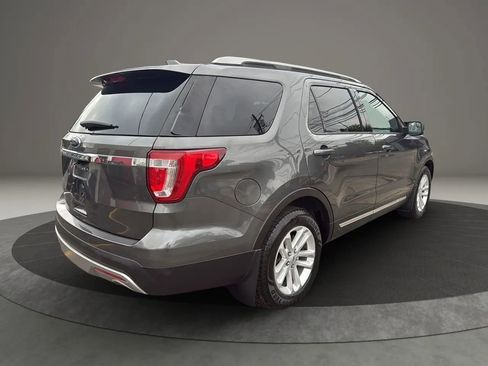 Used 2017 Ford Explorer XLT image 5