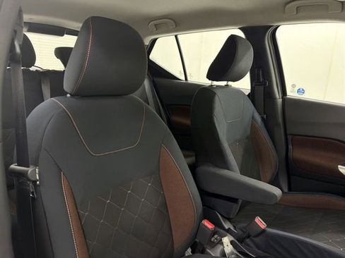 Used 2018 Nissan Kicks SR image 18