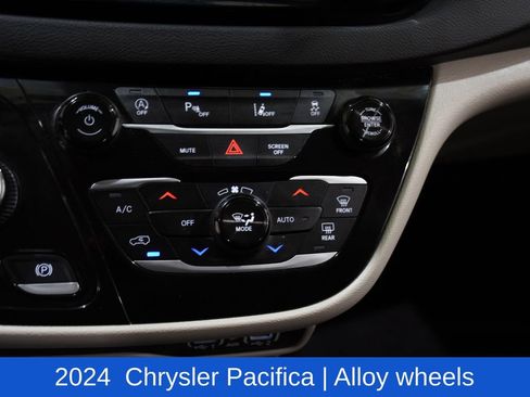 Used 2024 Chrysler Pacifica Touring-L image 25