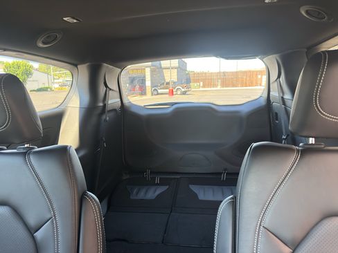 New 2027 Chrysler Pacifica Select AWD/4WD image 16