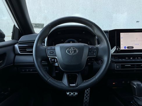 Used 2025 Toyota Camry SE image 32