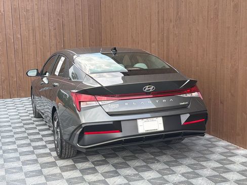 Used 2025 Hyundai Elantra Limited FWD image 17