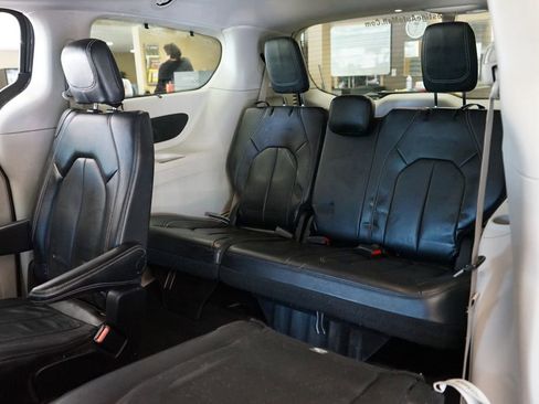 Used 2022 Chrysler Pacifica Touring-L FWD image 13
