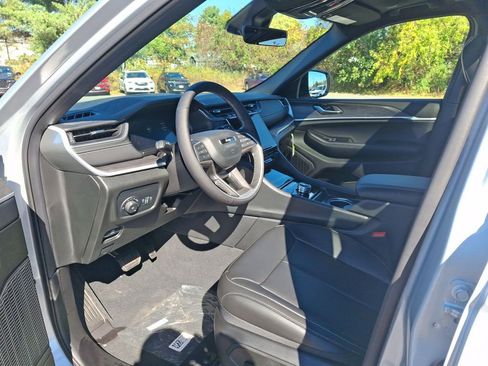 New 2025 Jeep Grand Cherokee Limited w/ Black Appearance Package image 9