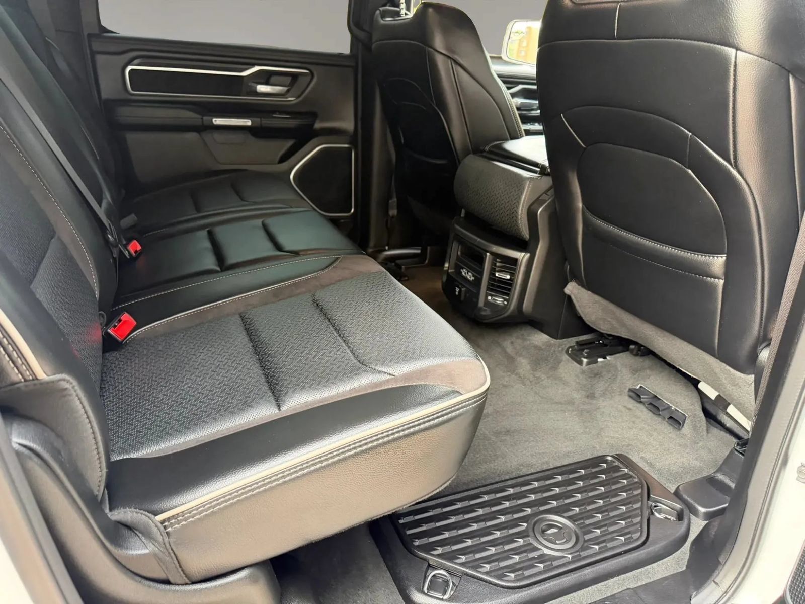 Used 2023 RAM 1500 Laramie AWD/4WD image 33
