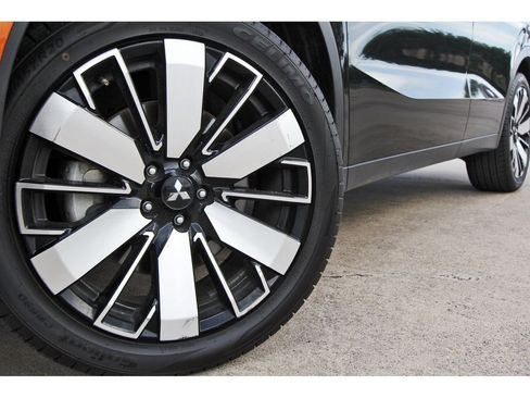 Used 2025 Mitsubishi Outlander AWD image 29