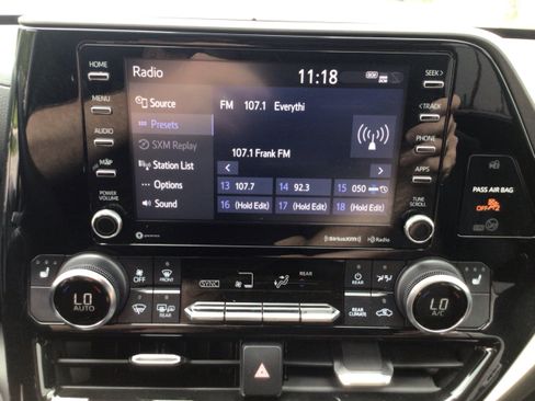 Used 2022 Toyota Highlander XLE AWD/4WD image 23