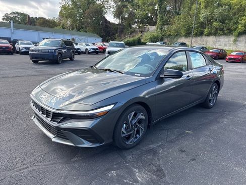 New 2025 Hyundai Elantra SEL image 3