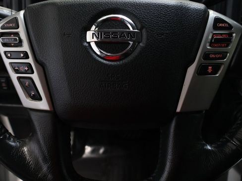Used 2022 Nissan Titan SV image 18
