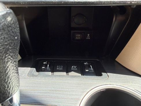 Used 2012 Toyota Camry XLE w/ Leather Pkg image 23