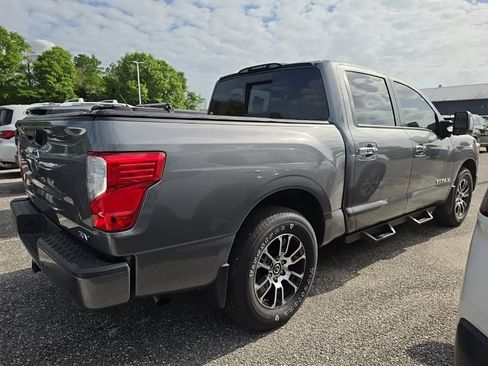 Used 2021 Nissan Titan SV w/ SV Convenience Package image 2