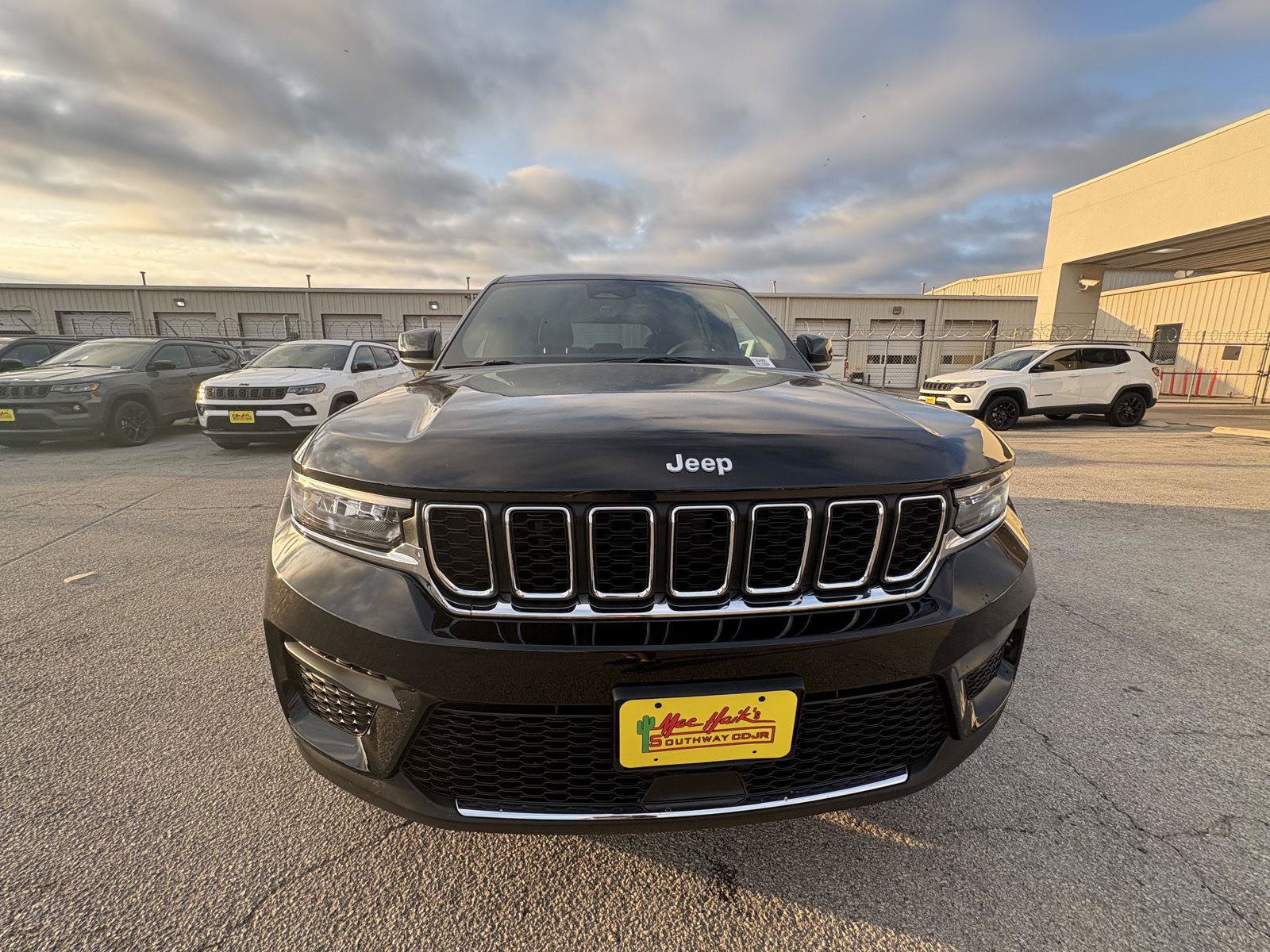 New 2027 Jeep Grand Cherokee Laredo X RWD image 8