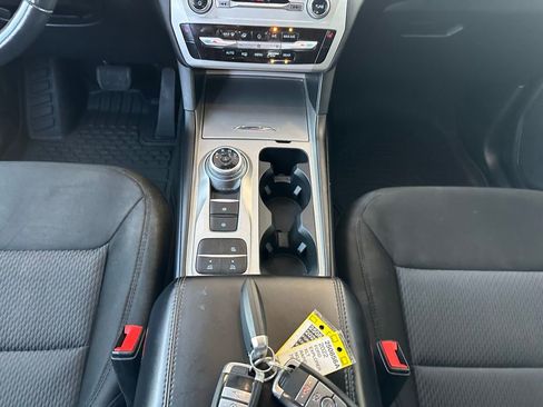 Used 2022 Ford Explorer XLT image 21