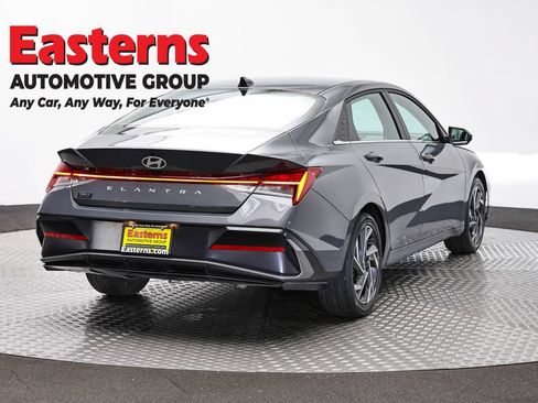 Used 2025 Hyundai Elantra SEL FWD image 5