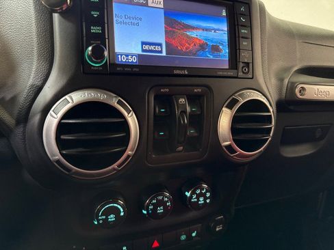 Used 2015 Jeep Wrangler Unlimited Rubicon image 25