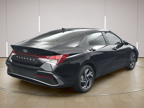 Used 2025 Hyundai Elantra Sport FWD image 7