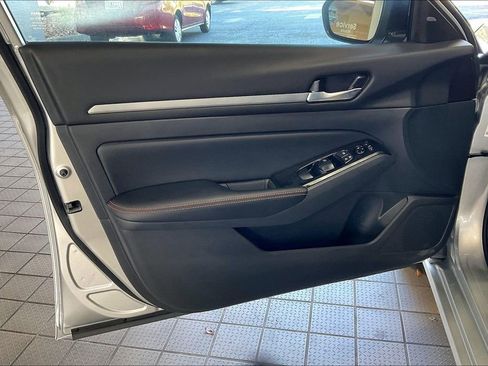 Used 2025 Nissan Altima 2.5 SR image 2