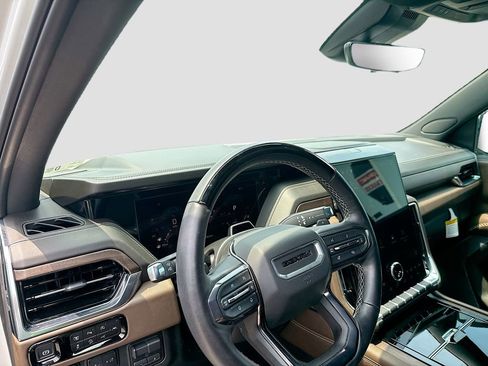 Used 2025 GMC Yukon Denali Ultimate AWD/4WD image 11