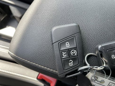 Used 2024 Volkswagen Tiguan SE R-Line image 23