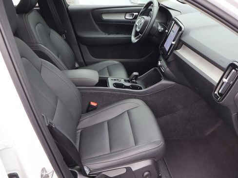 Used 2025 Volvo XC40 B5 Core image 36