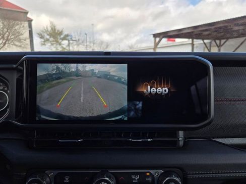 Used 2025 Jeep Wrangler Unlimited Rubicon image 18