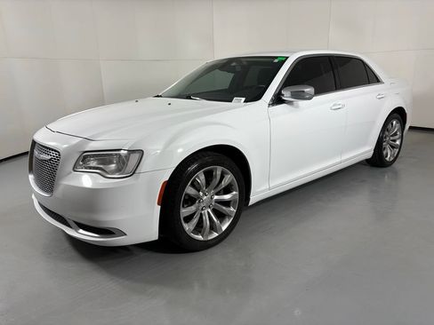 Used 2019 Chrysler 300 Touring w/ Chrome Appearance Package RWD image 4