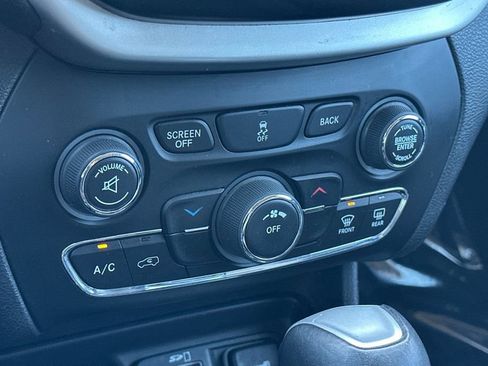 Used 2018 Jeep Cherokee Latitude Plus image 20