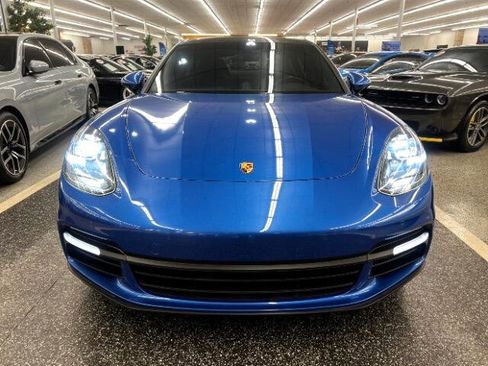 Used 2017 Porsche Panamera image 2