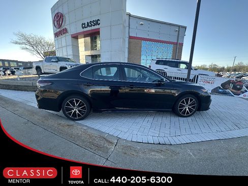 Used 2022 Toyota Camry SE image 1