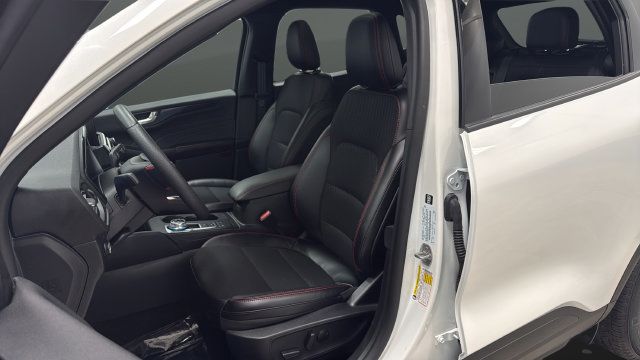 Used 2025 Ford Escape ST-Line w/ Cold Weather Package AWD/4WD image 9
