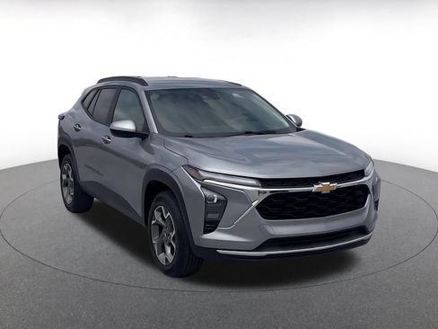 Used 2025 Chevrolet Trax LT FWD image 3