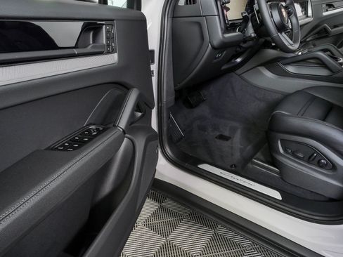 New 2026 Porsche Cayenne Coupe AWD/4WD image 8
