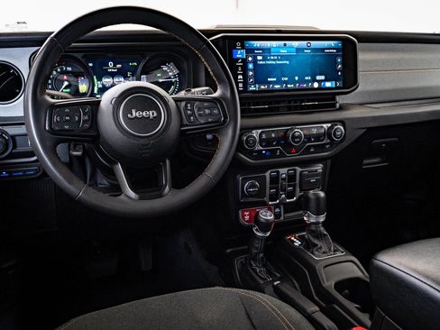 Used 2024 Jeep Wrangler Unlimited image 4