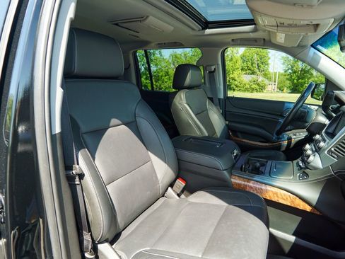 Used 2019 Chevrolet Suburban Premier AWD/4WD image 35