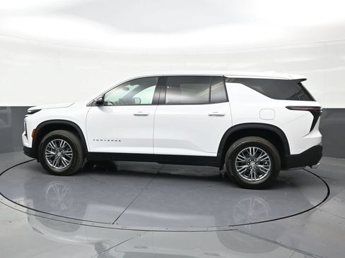 Used 2025 Chevrolet Traverse LT FWD image 2