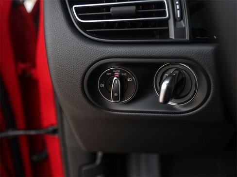 Used 2025 Porsche Macan image 21