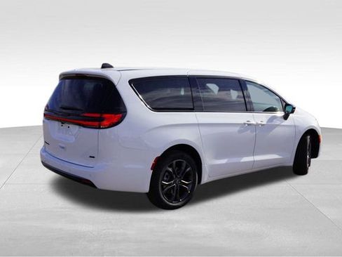New 2026 Chrysler Pacifica Select image 3