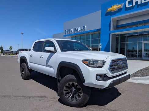Used 2017 Toyota Tacoma TRD Off-Road w/ Premium & Technology Package AWD/4WD image 1