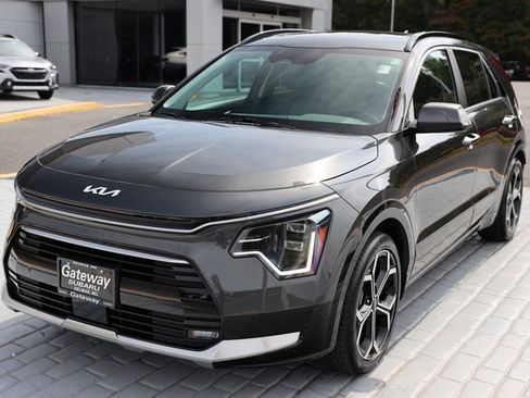 Used 2023 Kia Niro SX Touring image 1