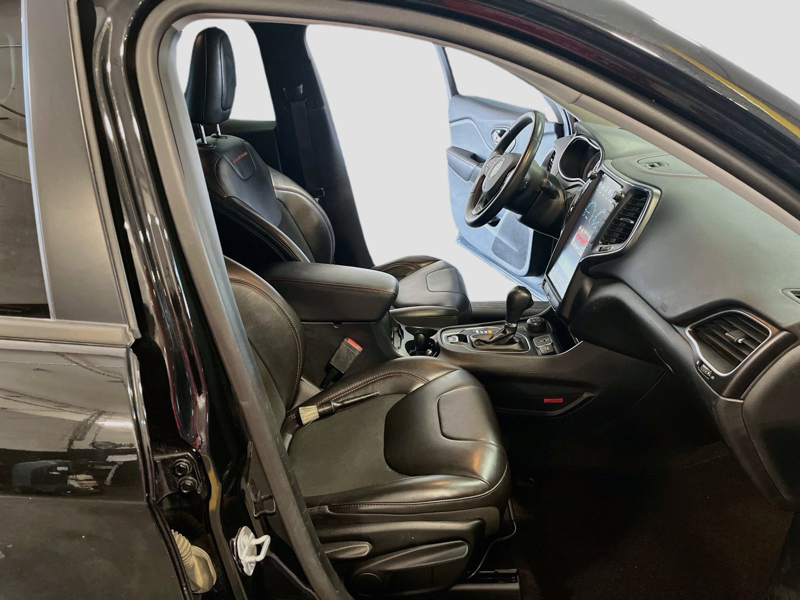 Used 2019 Jeep Cherokee Trailhawk w/ Cold Weather Group AWD/4WD image 29