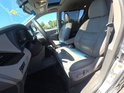 Used 2017 Toyota Sienna XLE w/ XLE Navigation Package FWD image 27